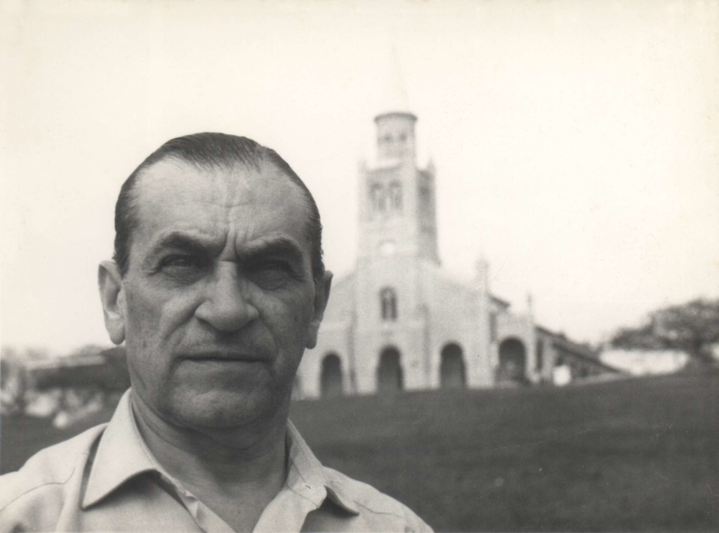 Gabriel Casaccia y la iglesia de Areguá. Fotografía: Miguel Ángel Fernández.