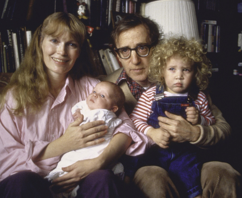 Mia Farrow, Woody Allen, el recien nacido Satchel (ahora Ronan) y la hija adoptada Dylan (ahora Malone). Fotografía: Getty.