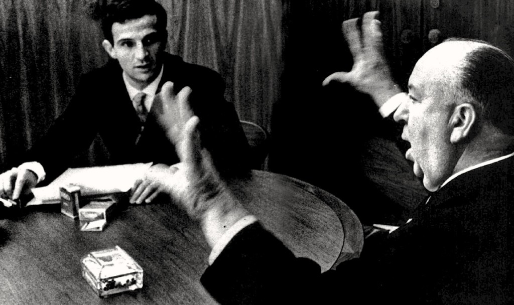François Truffaut atiende con atención a Alfred Hitchcock.