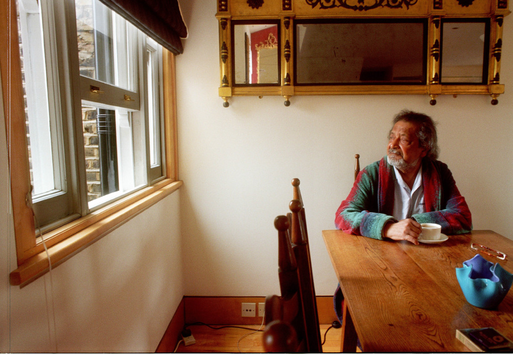 Vidiadhar Surajprasad Naipaul, más conocido como V. S. Naipaul.