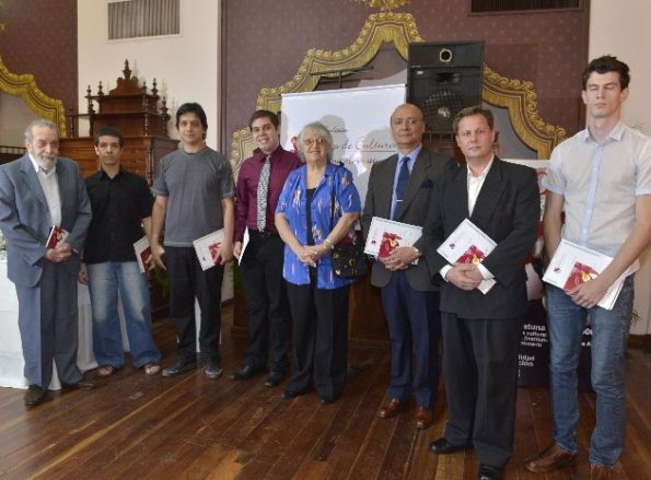 los-ganadores-del-concurso-junto-con-los-miembros-del-jurado-gladys-carmagnola-y-ruben-bareiro-saguier-_595_439_251511